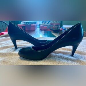 Stunning vintage Cole Haan Classic Black Leather Heels size 10.5 AA (narrow)